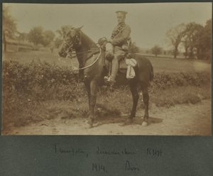 Trompettiste de la Leicestershire Royal Horse Artillery dans un camp d