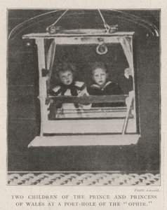 Deux enfants du prince et de la princesse de Galles à un hublot de l