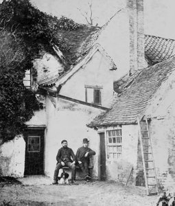 Deux hommes devant le cottage Enfield, c.1890 - English Photographer