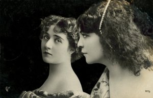 Deux femmes posent