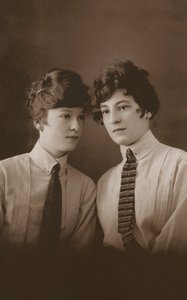 Deux jeunes femmes édouardiennes portant des cravates - English Photographer