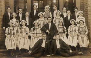 Groupe inhabituel de jeunes hommes et femmes, début du XXe siècle