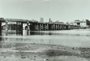 Vue des anciens et nouveaux ponts de Putney avec maison à malt et église All Saints en arrière-plan, 1885 - English Photographer
