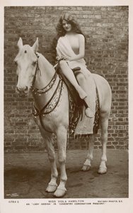 Viola Hamilton dans le rôle de Lady Godiva lors du Coventry Coronation Pageant (photo n/b) - English Photographer