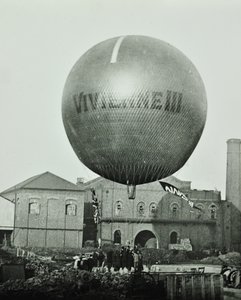Ballon Vivienne III devant la Wandsworth Gas Company, 1898 - English Photographer