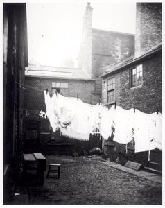 Corde à linge dans Eagle and Child Yard, Hunslet, Leeds, 13 mai 1896 - English Photographer