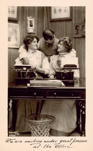 Nous travaillons sous une grande pression au bureau - English Photographer