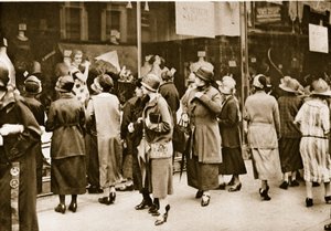 Lèche-vitrine sur Kensington High Street - English Photographer