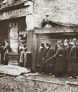 Winston Churchill durant le siège de Sydney Street, Londres 1911 - English Photographer