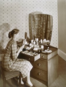 Femme à sa coiffeuse, vers 1955