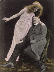 Femme regardant un homme endormi - English Photographer