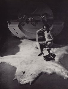 Femme assise sur un tapis en peau d