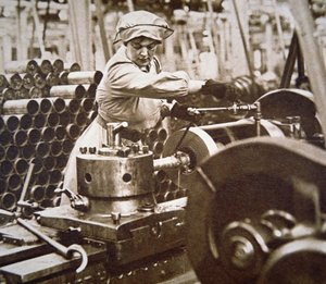 Ouvrière dans une usine de munitions en Grande-Bretagne pendant la Première Guerre mondiale - English Photographer
