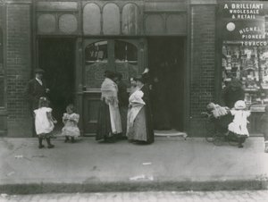 Femmes et enfants devant une taverne à Londres - English Photographer