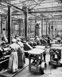 Femmes fabriquant des obus explosifs - English Photographer