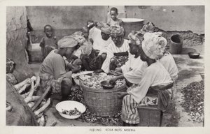 Femmes épluchant des noix de kola, Nigeria - English Photographer