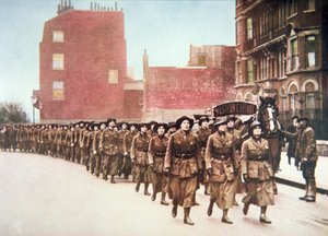 Femmes volontaires pour une marche de défense à travers Londres