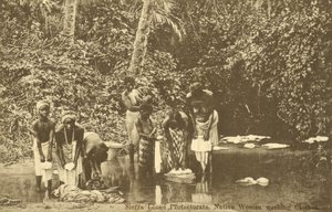 Femmes lavant des vêtements dans une rivière, Sierra Leone