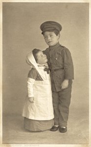 Jeune fille et garçon jouant des rôles de la Première Guerre mondiale - English Photographer