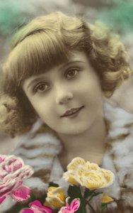 Jeune fille posant avec des fleurs
