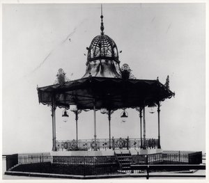 Kiosque à musique ornemental dans East End Park, Leeds