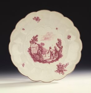 Grand plat circulaire cannelé de Chelsea peint avec trois paysans jouant aux billes après 