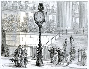 Une foule admire une horloge pneumatique