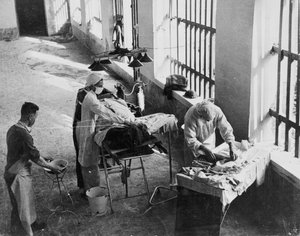 Une unité de chirurgie de campagne opérant dans une prison italienne sous le feu pendant la Seconde Guerre mondiale, d