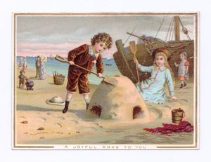 Carte de Noël victorienne avec un garçon construisant un château de sable sur une plage, vers 1880 (lithographie en couleur)