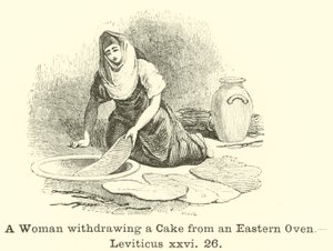 Une femme retirant un gâteau d