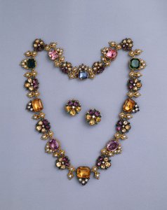 Un collier en or et bijoux de la Régence serti de topazes coussin, améthystes, tourmalines roses, émeraudes, saphirs et péridots, avec une paire de boucles d