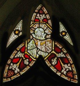 Une fenêtre nord représentant la Trinité