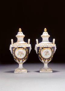 Paire de vases à deux anses de Chelsea-Derby et deux couvercles, c.1775 - English School