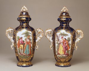 Une paire de vases oviformes lobés à fond bleu de Chelsea et leurs couvercles représentant des amoureux parmi les arbres, c.1765 - English School