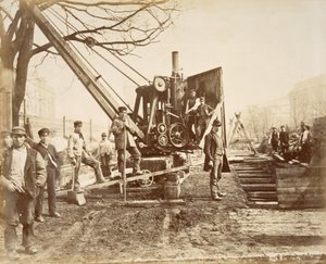 Une grue à vapeur en fonctionnement pendant la construction de la Circle Line à Paddington, Londres, c.1890 - English School