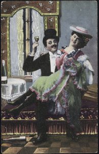 Un couple bien habillé riant - English School