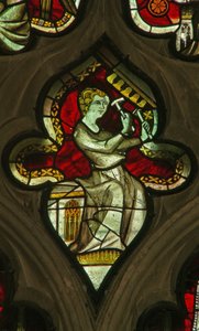 Une fenêtre dans la chapelle de la Vierge représentant un ange musicien avec des cloches - English School
