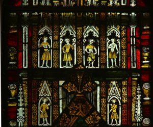 Une fenêtre dans la chapelle de la Vierge représentant des figures sous un dais - English School