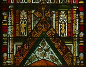 Une fenêtre dans la chapelle de la Vierge représentant des figures sous un dais - English School