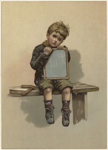 Un jeune garçon pleurant en reposant son menton sur un tableau noir