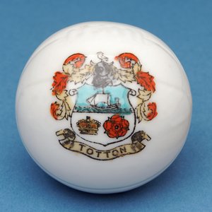 Souvenir armorial miniature de football avec transfert du blason de Totton (céramique) - English School