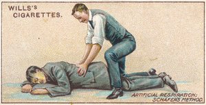Respiration artificielle, méthode Schafer, no.25 de la série Premiers Secours des cartes de cigarettes Willss, 1913