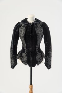Veste en velours noir brodée de soie noire appliquée et de perles métalliques, fin des années 1890 - English School