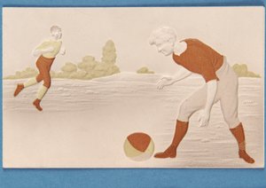 Carte en relief représentant deux footballeurs, vers 1880