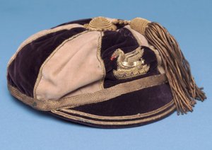Casquette de football segmentée bleu et blanc avec badge dragon en métal et pompon doré - English School