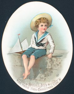 Garçon en costume de marin avec yacht jouet