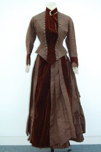 Robe marron (jupe et petite veste), vers 1875 - English School
