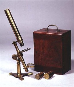Microscope monoculaire composé, fabriqué par Amadio Optician, Londres, vers 1860