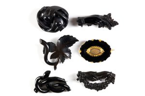 Bijoux de costume, années 1800 - English School