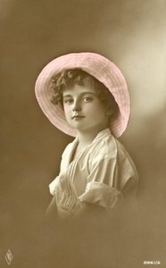 Garçon mignon, portant un chapeau rose